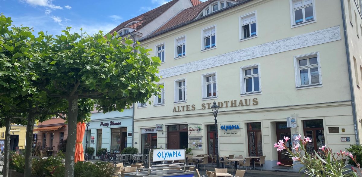 slider_Altes Stadthaus am Altmarkt in Cottbus mit Geschäften und Außengastronomie