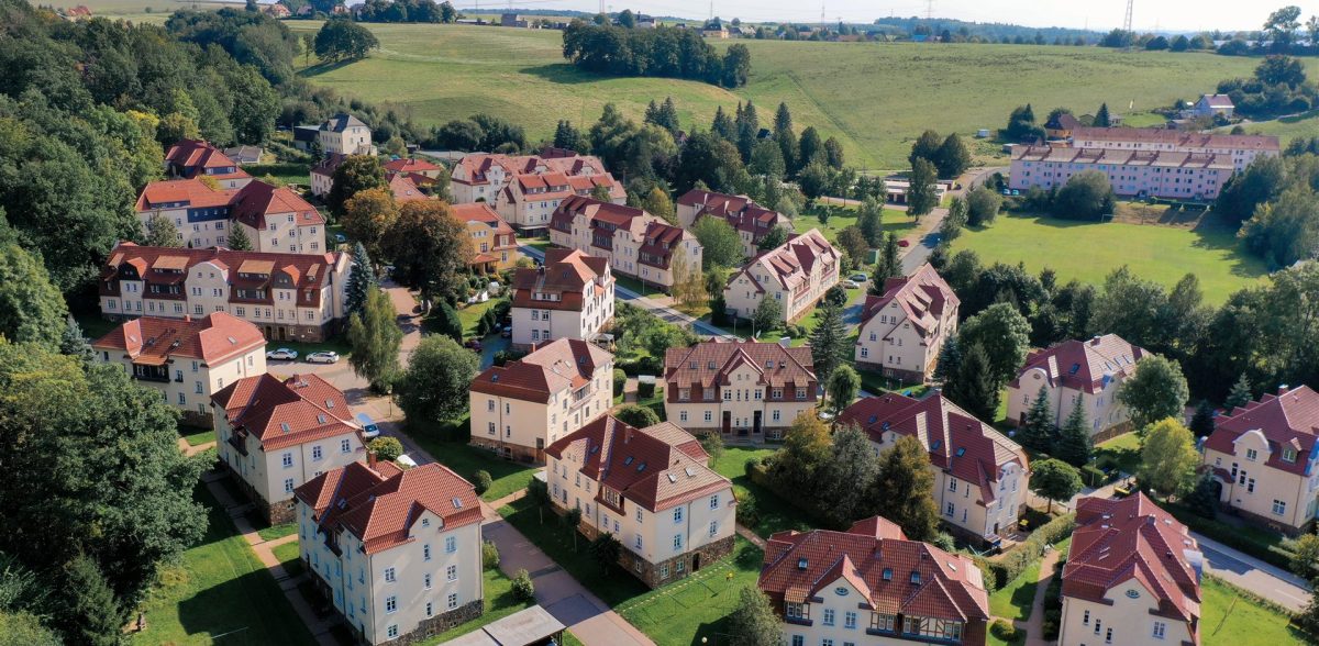 slider_Luftbild einer von Gallus REAL ESTATE verwalteten Wohnanlage mit Mehrfamilienhäusern im Grünen